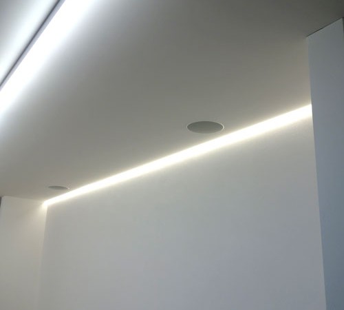 Korridor mit Weissputz und Einbaulautsprecher - Gipsergeschäft Frank Buchser