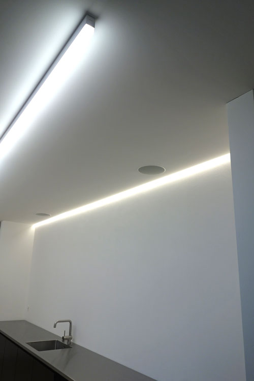 Korridor mit Weissputz und Einbaulautsprecher - Gipsergeschäft Frank Buchser