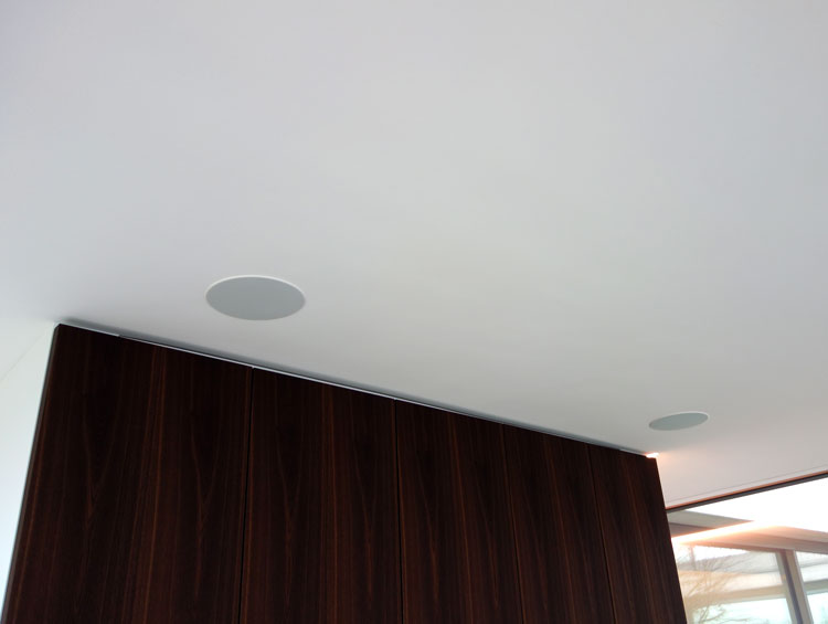 Akustikdecke Baswa mit Einbaulautsprecher - Gipsergeschäft Frank Buchser