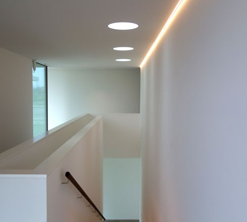 Treppenhaus mit Weissputz und Einbauleuchten - Gipsergeschäft Frank Buchser
